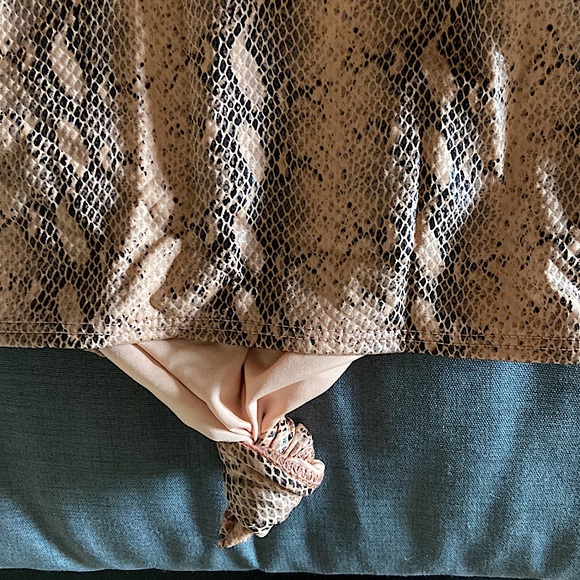 Python print Rashguard Cropped, short sleeve w knot Swim top - Picture 5 of 7